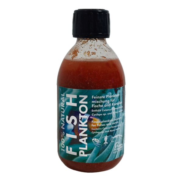 100% Natural Fish Plankton in a transparent bottle with a black cap, labeled in German and English.